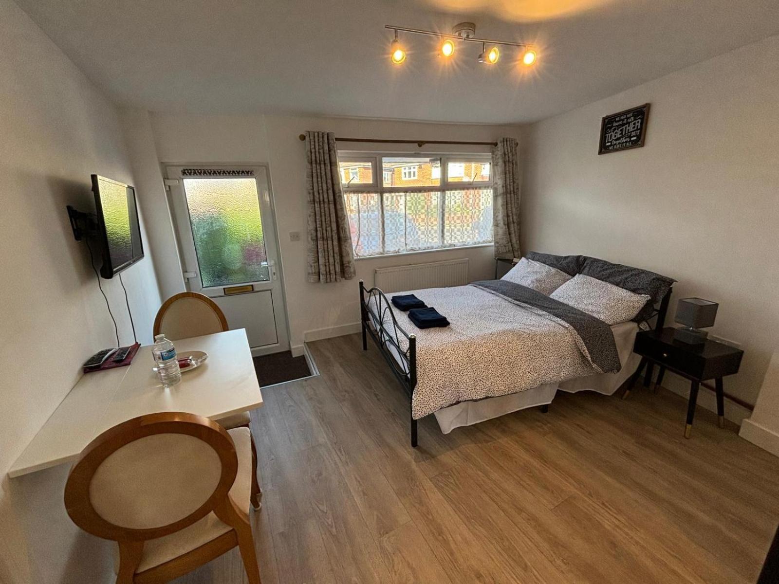 Modern & Cozy Gem - 10Min To City Center - Parking York Exterior photo